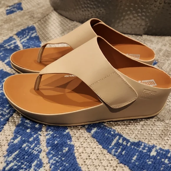 NWOB- Women's Fitflop SHUV Leather Upper Cream Sandals With Adjust. Strap Size 7 - Picture 1 of 8